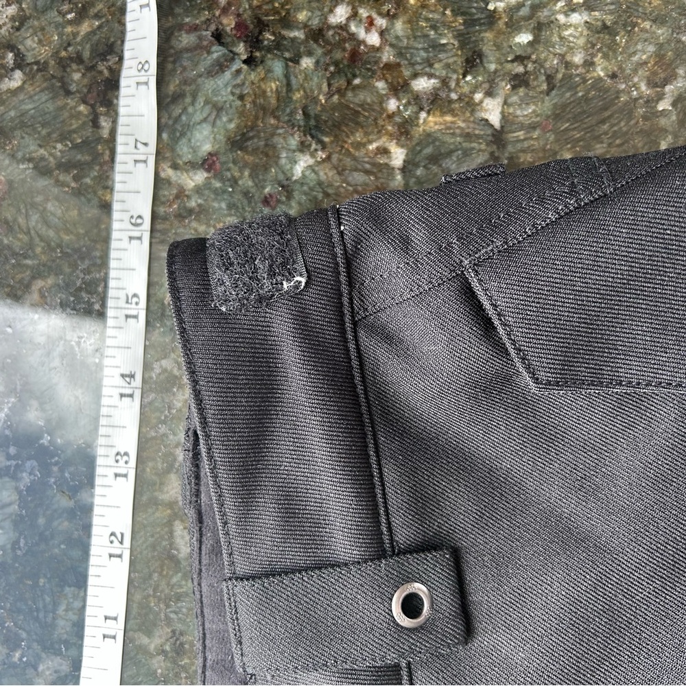 686 Black Snowboard Skiing Pants. Vents and cargo pockets. Waterproof and warm. - Picture 12 of 14